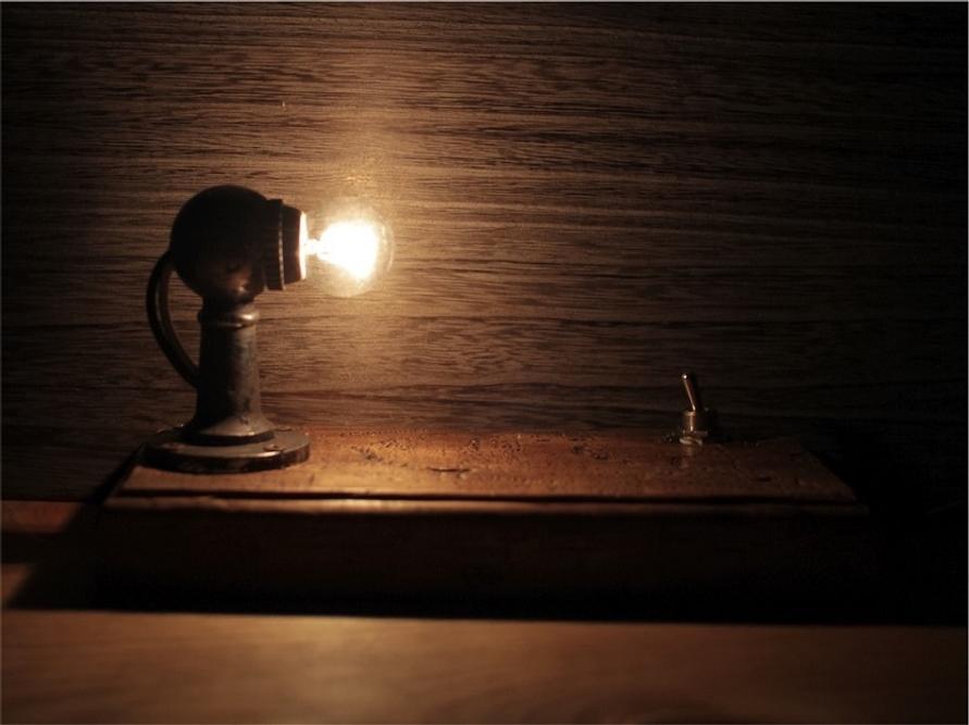 DIYのプロに教わる、アンティーク風の卓上ランプをDIYする方法