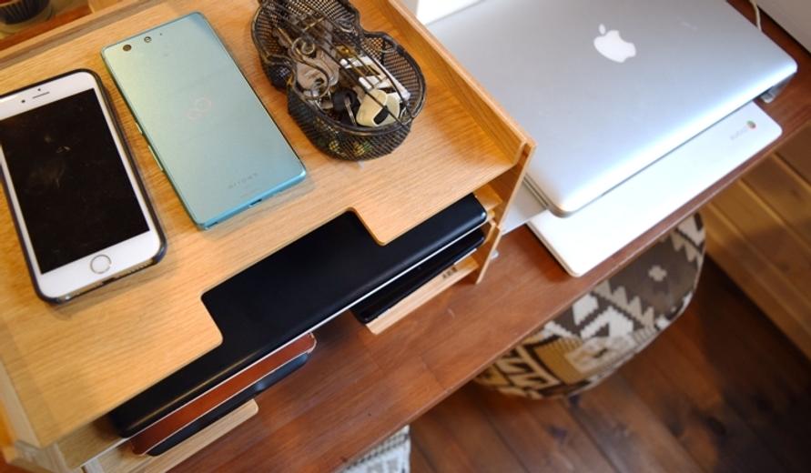 無印良品のMDF書類整理トレーにガジェットを収納するイメージ