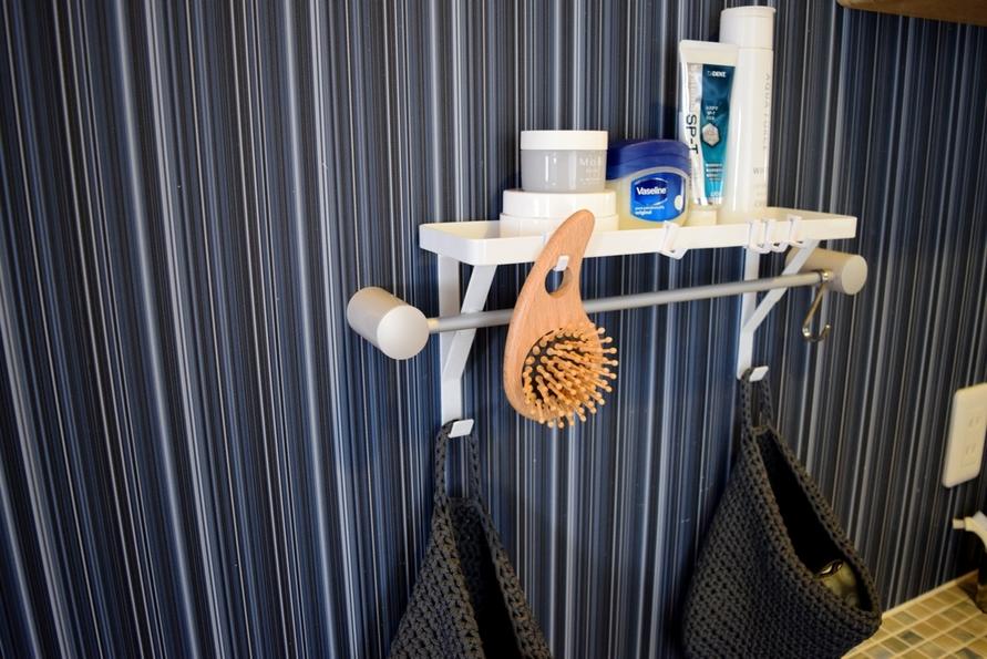 山崎実業のタオル掛け上ラック タワーに小物を収納するイメージ