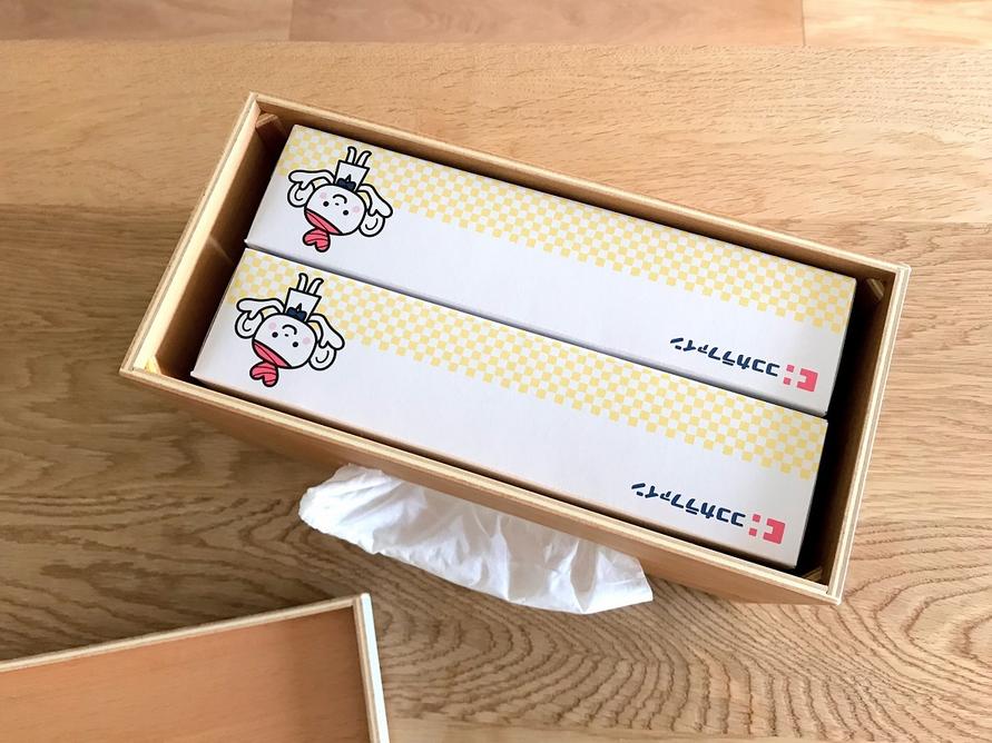 ideacoの木製ティッシュケースにティッシュを収納するイメージ