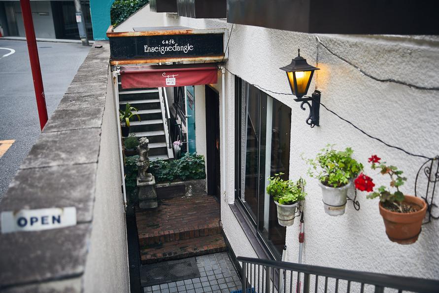 カフェ・アンセーニュダングル原宿店