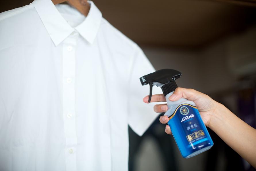 服をハンガーにかけ、首まわり、右腕、左腕、胴まわり、背中と全体的に『ノンスメル清水香』をしっかりスプレー。もともと速乾性があるが、風通しのよいところに吊るしておくとより速く乾く。衣類だけでなく、布製のかばんや帽子にも使いたい。