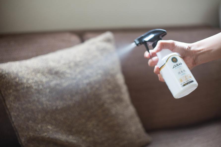 洗えないカーテンやソファ、スーツなどの衣類についた汗やタバコのにおいを消したいときに使いたいのが消臭剤だが、種類が多くてどれを選べばいいかわからない。福島さんがすすめてくれたのは、自身も開発に携わった白元アースの『ノンスメル清水香(せいすいか)』。