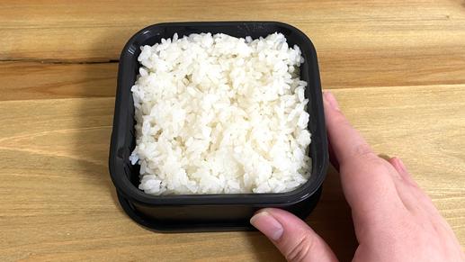 山崎実業の“立つザル付き容器”のおかげで、冷凍ごはんであることを毎回忘れるほど“ふっくら美味”なんだ