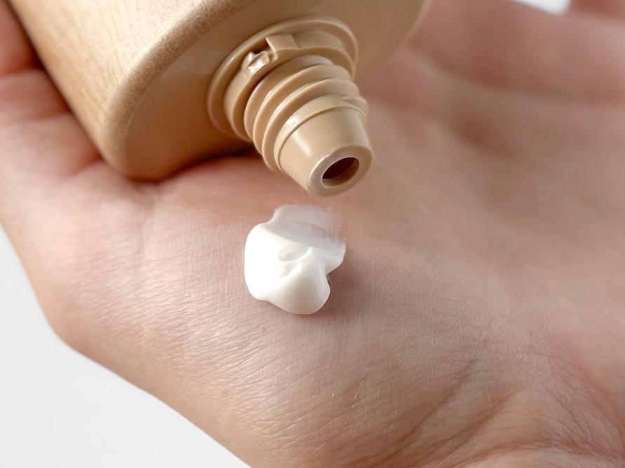 BAUMのアロマティックハンドクリームを適量だした様子