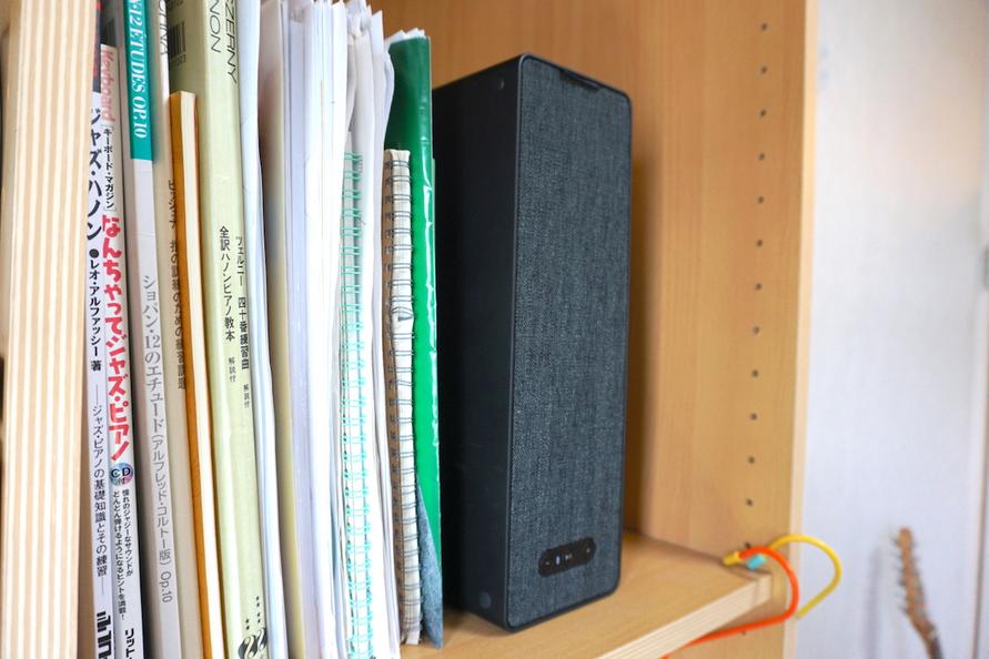 IKEAのSYMFONISKをブックエンドにしたイメージ