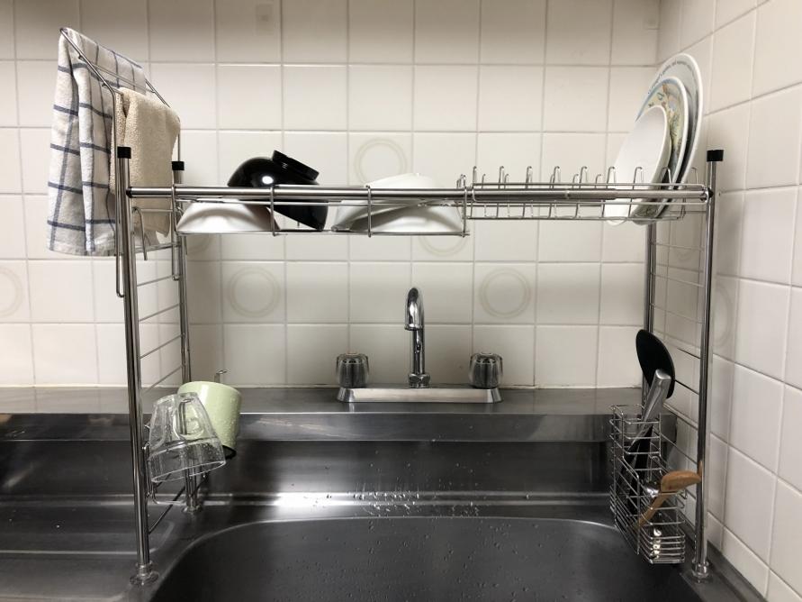ニトリの伸縮シンク上ラックに食器を収納したイメージ
