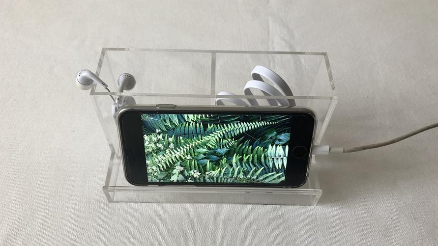 無印良品のアクリルスマホ小物スタンド・大にスマホを収納したイメージ