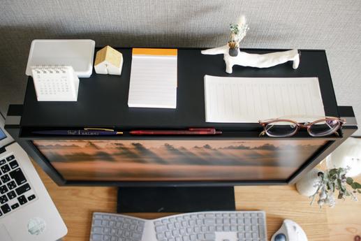 「ディスプレイの上にものを置けるようになるボード」でデスクがこんなに片付くとは！機能性も申し分ないな〜｜マイ定番スタイル