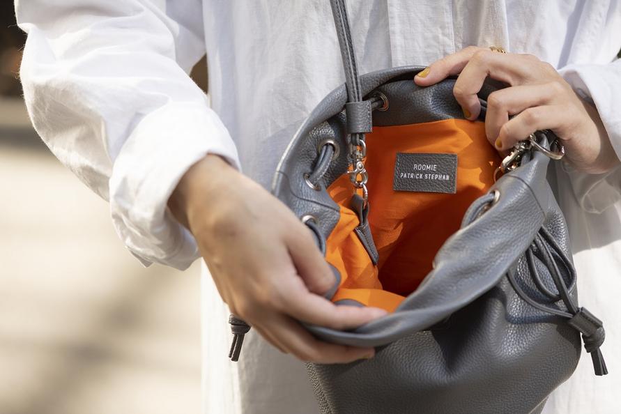 裏地がオレンジ