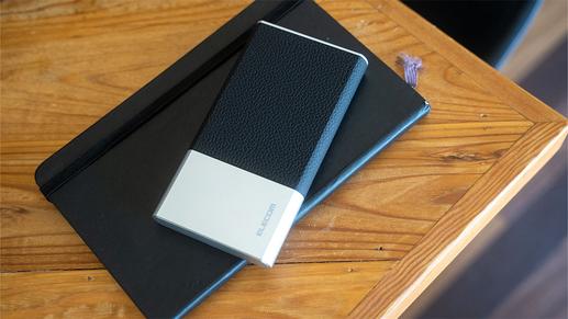 アルミとレザー調の高級感。見えるところで使いたくなる「美しいモバイルバッテリー」を知ってるかい？