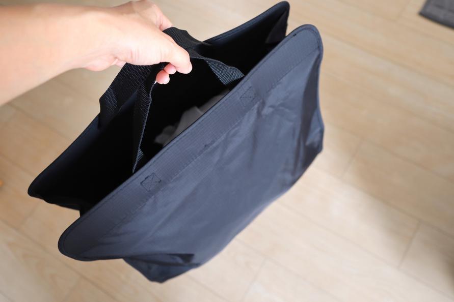 無印良品の吊るせる収納・持ち手付ポケットをバッグとして使用するイメージ