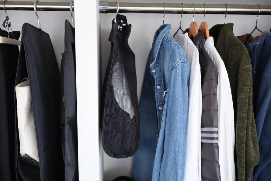 無印良品の吊るせる収納・持ち手付ポケットをクローゼットで使用するイメージ