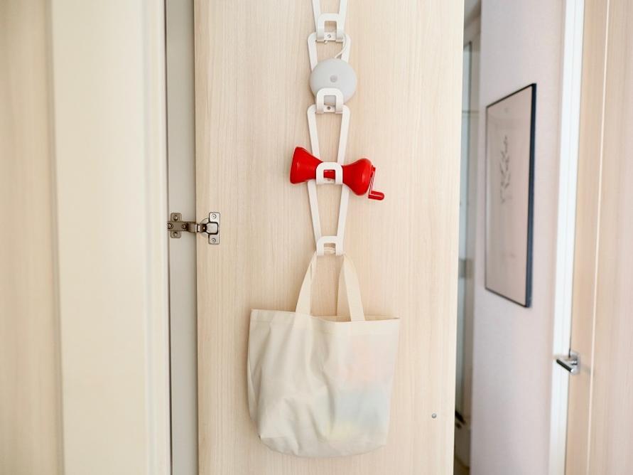 山崎実業のジョイントバックハンガーチェーンに鞄を収納するイメージ