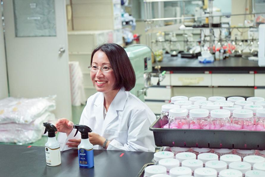 ホテルやバス、カラオケボックスのにおいをサンプリングしたところ、においの原因の多くは、空気中ではなくファブリックに付着しているにおいにあることがわかりました。そこで業務用の消臭剤として開発し、一流ホテルなどで長く採用されたものを家庭向けにアレンジしたものが、この『ノンスメル清水香』です。(福島さん)