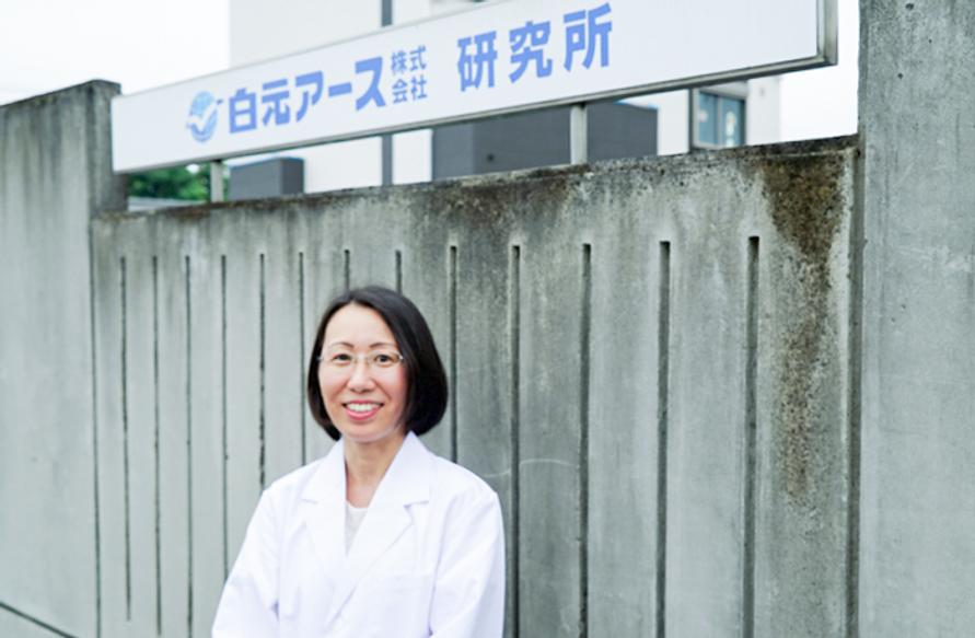 夏場に増えるにおいの原因と、そのにおいを効果的に消す方法を探るべく、訪ねたのは白元アース株式会社の研究所。研究員の福島郁(かおる)さんによれば、世の中でにおいのある物質は数十万種類にものぼるという。人がにおいとして感知しない物質も含まれるにせよ、数十万種類とは驚きだ。