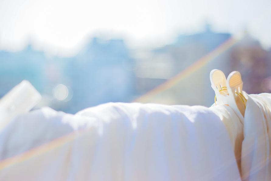 シーツやタオルケットなどの洗える寝具は、こまめに洗濯をして菌の増殖を防ごう。布団や枕のにおいは、天日干しをするなど湿気を飛ばすことで軽減を。マットレスは起こして壁に立てかけるなどすれば両面の湿気が取れて快適だ。