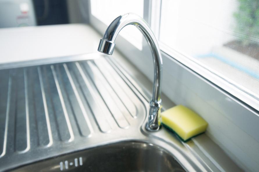 シンクは新聞紙などでできるだけ水気を拭き取る。生ごみはビニール袋に密閉してからゴミ箱へ。生ごみをにおわせない効果的な方法は、ポリ袋に入れてごみの日まで冷凍庫に入れておくというもの。