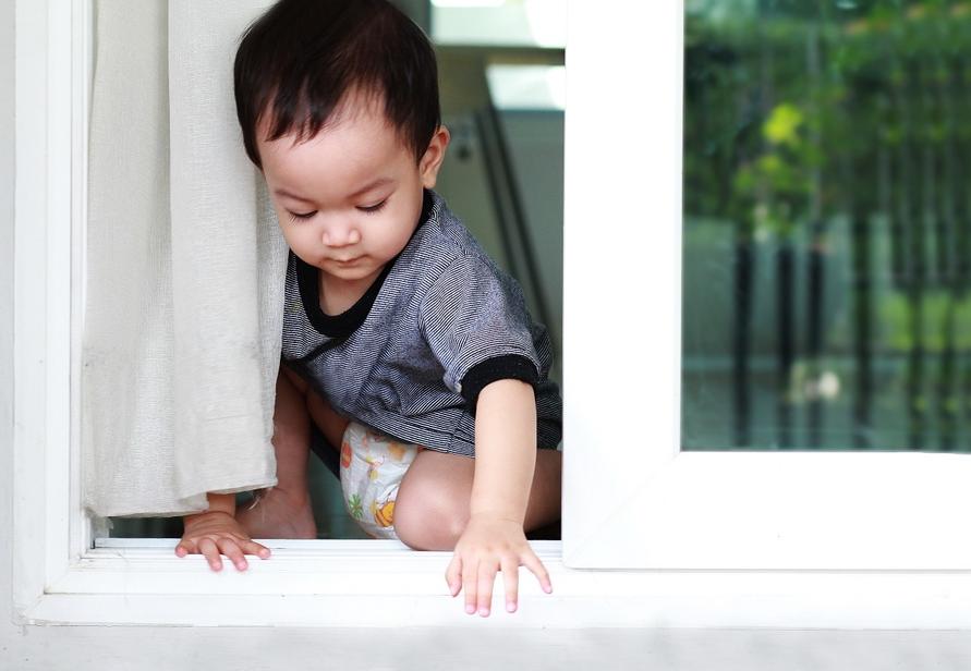 家庭内事故の約70%!転倒・転落から子どもを守るには