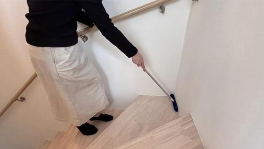 気づいたら溜まってるホコリ。激落ちくんの「使い捨てないワイパー」で、床掃除のハードルが下がった